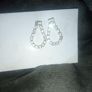 NWOT Beautiful rinestone earrings